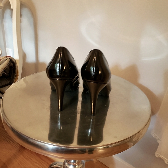 🔥 3/$40 🔥 Andrew Geller Black Patent Platform Peep Toe Heels Size 7.5 - Picture 4 of 4